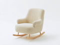 Fauteuil à bascule en tissu bouclé blanc crème avec structure bois naturel style scandinave 75x90x95 cm
